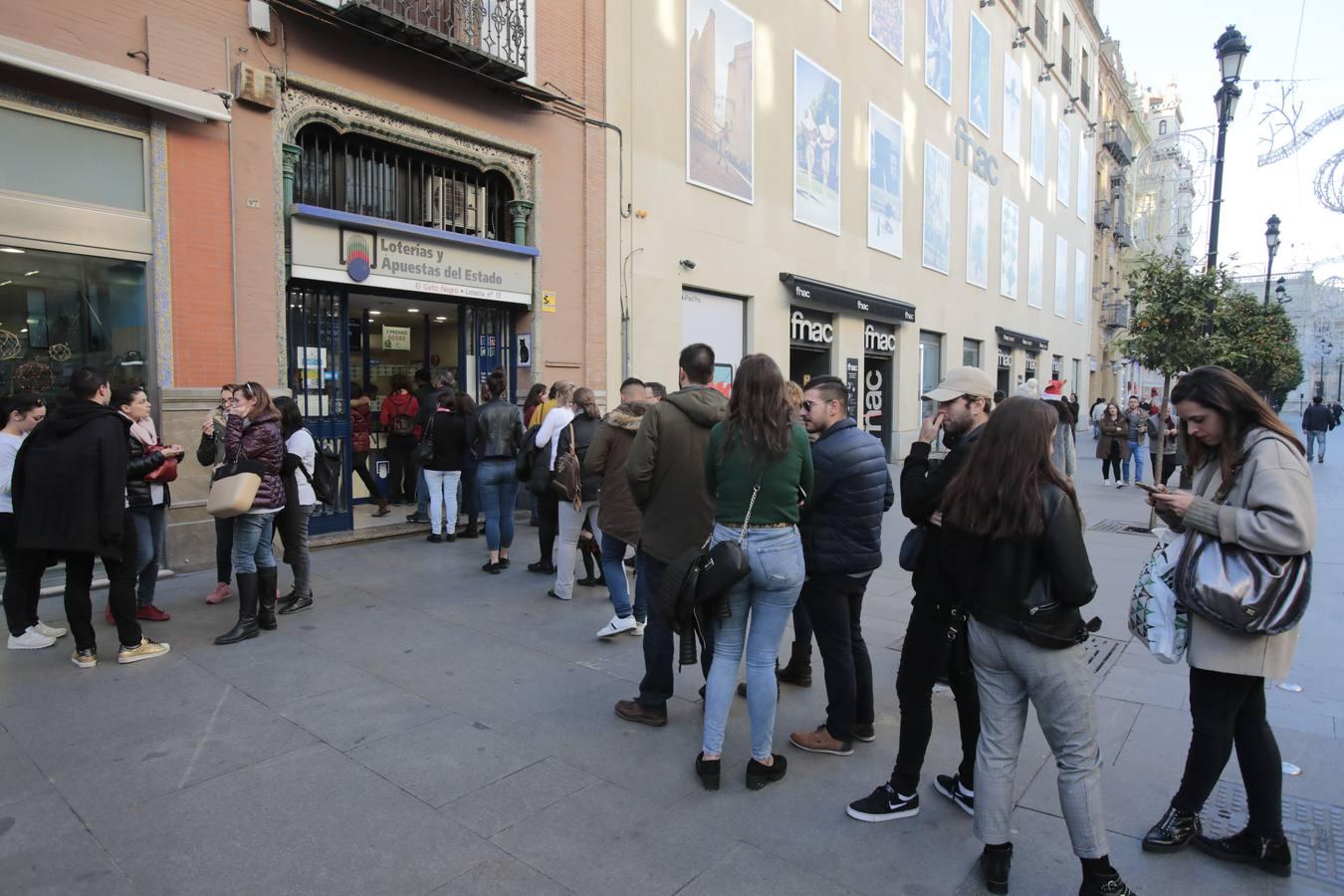 Colas para comprar lotería en Sevilla hasta el último momento