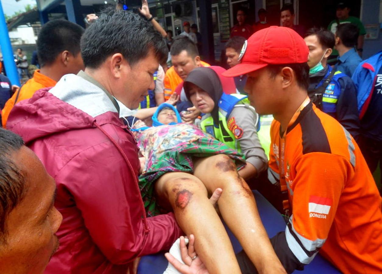 Las autoridades han advertido a los residentes y a los turistas que se encuentran en las zonas de costa a lo largo del estrecho que se mantengan lejos de las playas, ya que la alerta por tsunami y fuerte oleaje se mantendrá activa hasta el 25 de diciembre. 