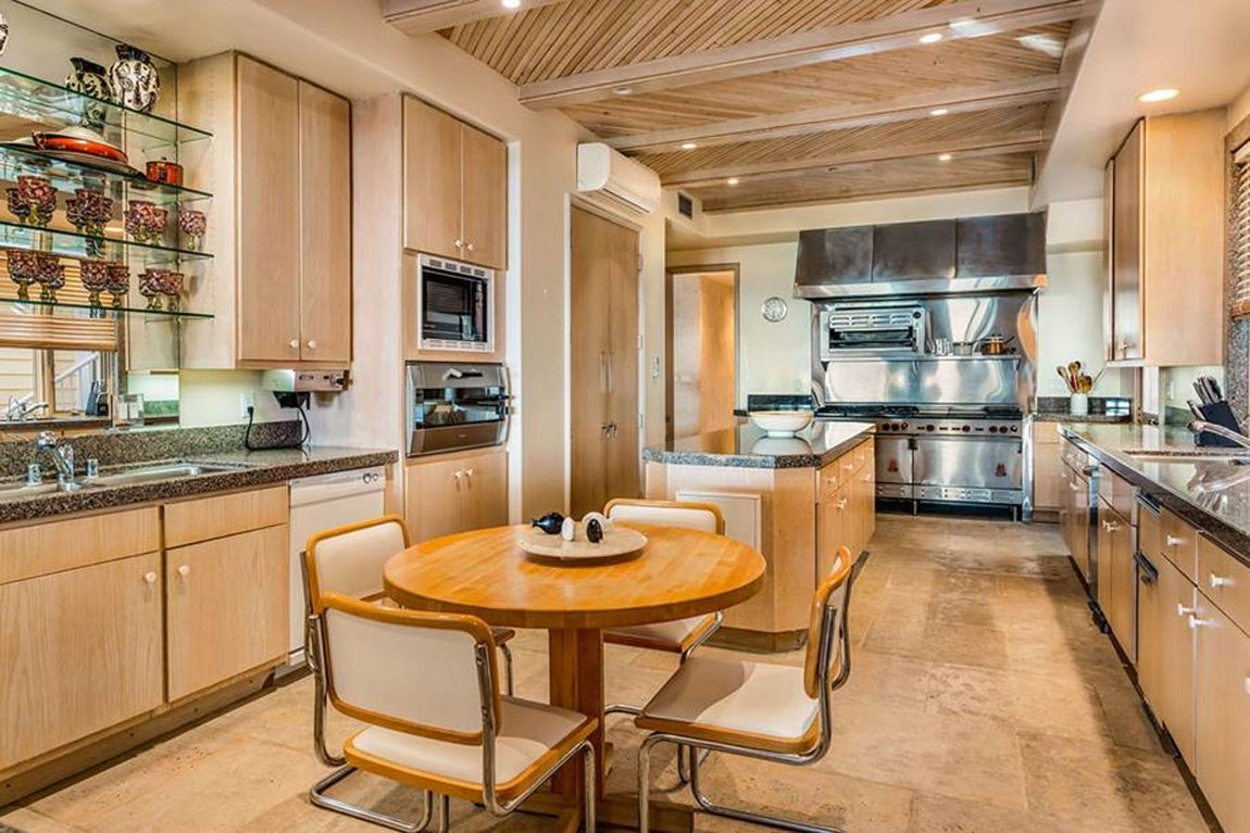 Cocina. A lo largo de los años, los Sinatra recibieron a actores famosos como Dick Van Dyke y Gregory Peck y utilizaron esta vivienda como vía de escape a sus ajetreadas agendas. Visitaban este lugar para relajarse, estar cerca del mar y disfrutar de fiestas con amigos.