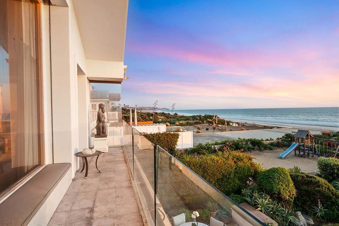 Balcón de la suite principal. Al parecer, este hogar tiene unas impresionantes vistas al Pacífico dede cualquiera de sus ángulos, aunque el ventanal que se encuentra en la habitación principal es el más sorprendente de todos.