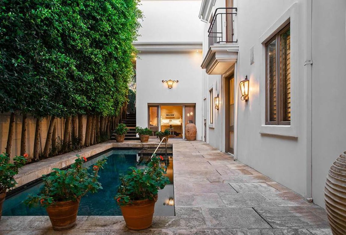 Piscina. Además del hogar, 123 objetos que eran propiedad del emblemático cantante han salido a la venta en subasta y se han obtenido grandes cantidades de dinero.