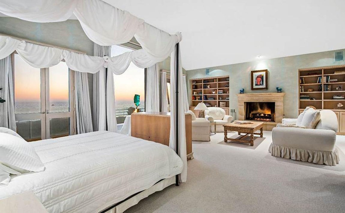 Gran ventanal que da al mar. En el resto de la vivienda se pueden encontrar un bar interior y exterior, cocina, escaleras alfombradas, ascensor (por si las escaleras se hacen demasiado pesadas), un spa y una enorme piscina.