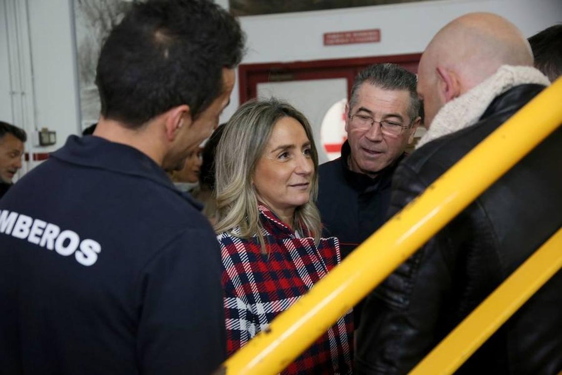 Los políticos felicitan la Navidad y .... se van de migas