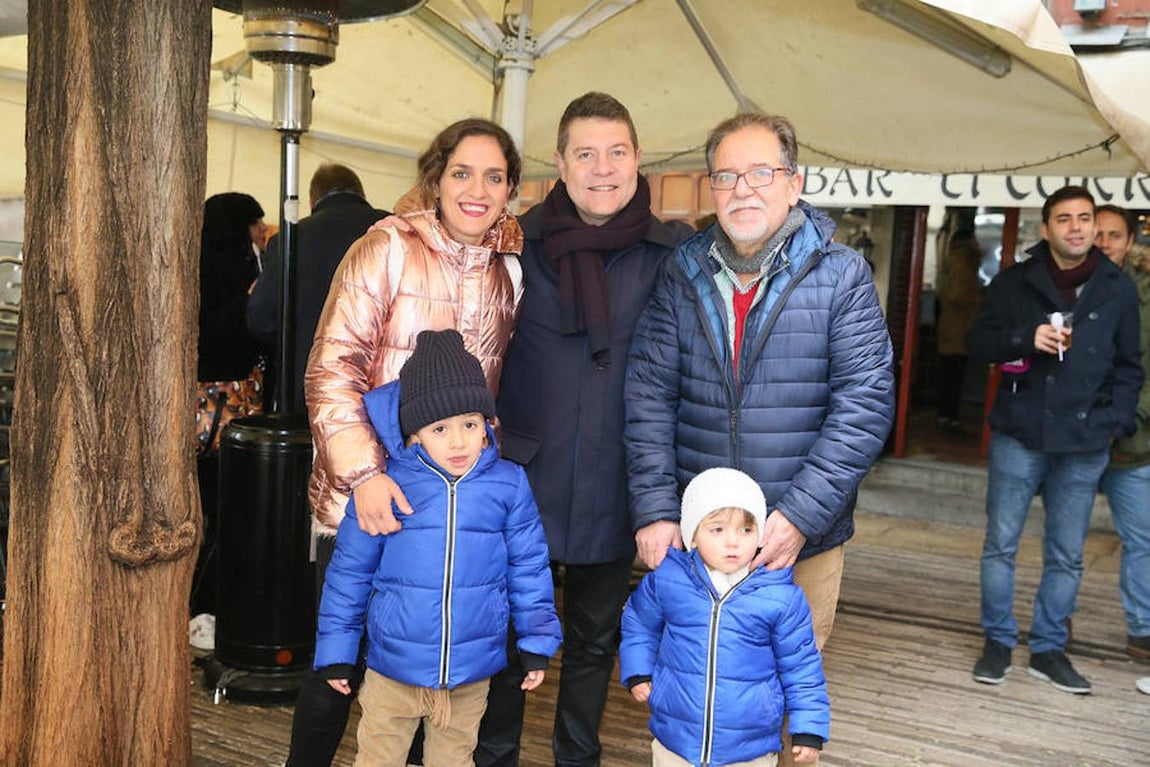 Los políticos felicitan la Navidad y .... se van de migas