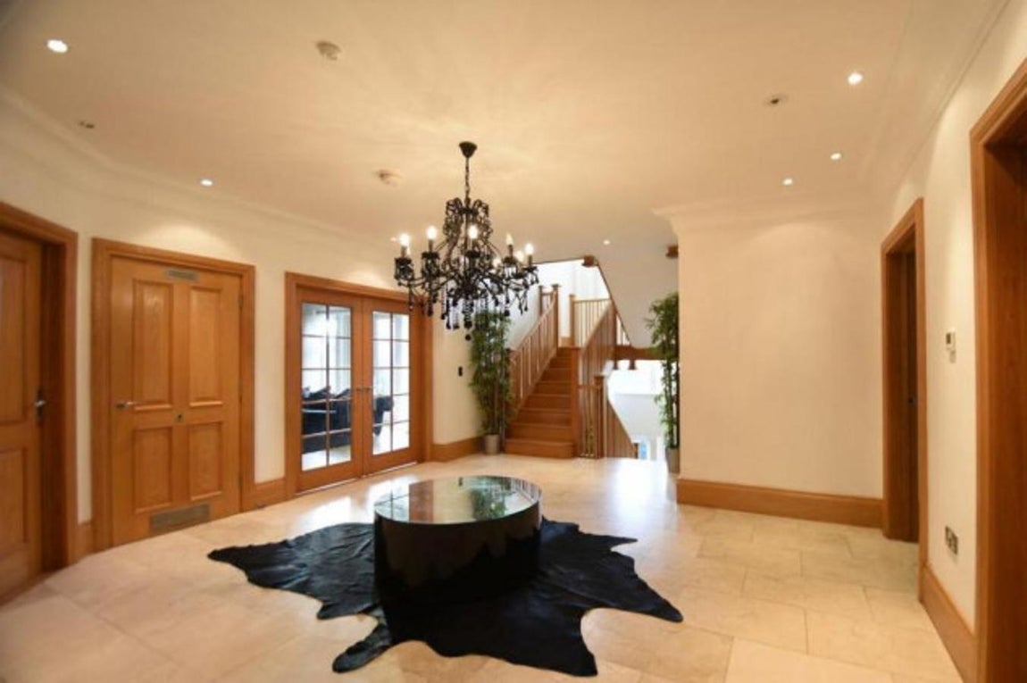 Hall. Esta residencia, que no tiene nada que envidiar a otras, cuenta con un amplio hall que da la bienvenida a una de las casas más espectaculares de la ciudad británica. Guardarropa, oficina, sala de juegos y un amplio comedor son las principales habitaciones de la primera planta.