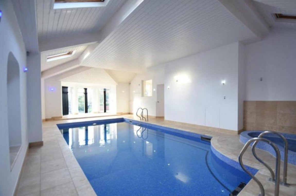 Piscina. La planta principal de la vivienda alberga dos baños, un vestidor, una suite principal y otra adicional para invitados. Además, tiene tres habitaciones más pensadas inicialmente para su familia o amigos.