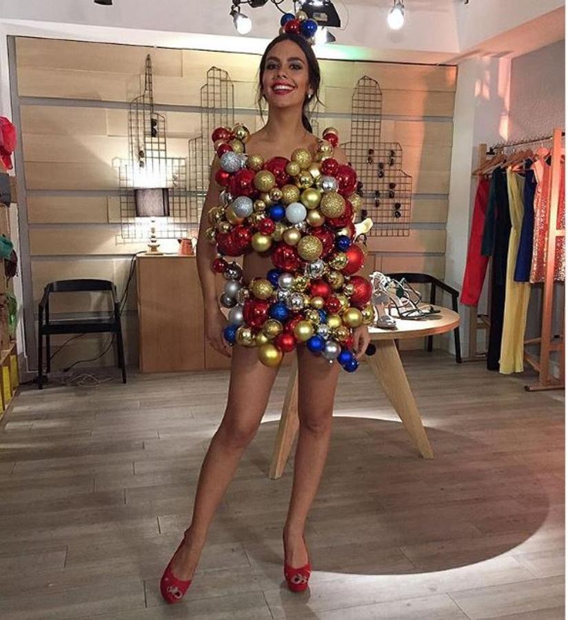 Pedroche ha deseado lo mejor a sus más de dos millones de seguidores con un posado poco habitual: se ha engalonado con un vestido hecho a base de adornos navideños. 
