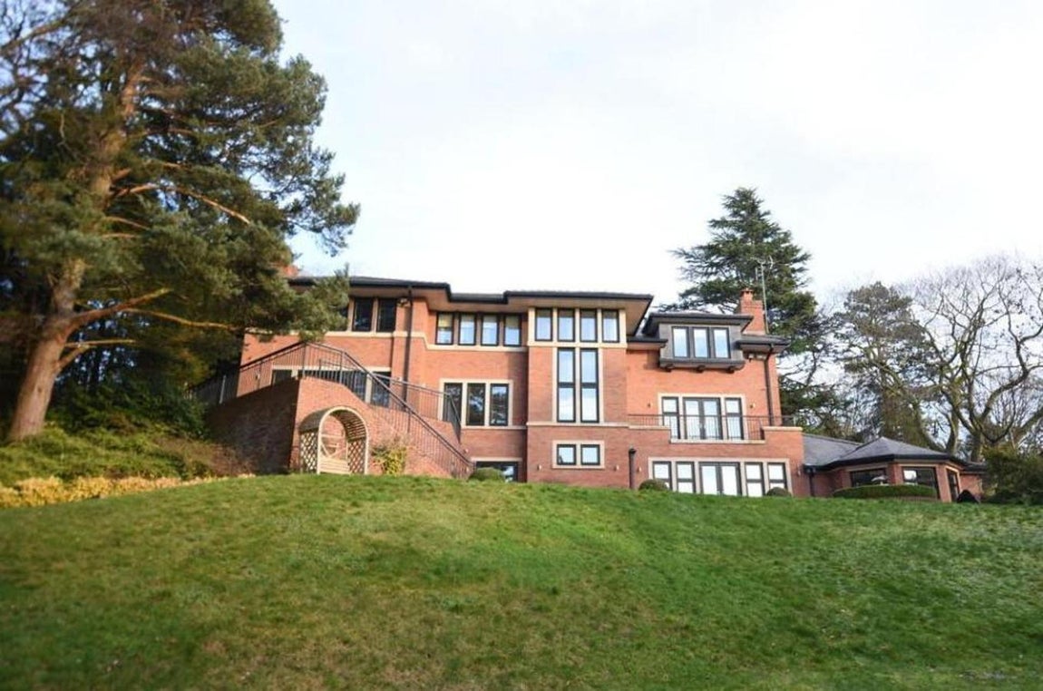 Cristiano Ronaldo. El futbolista Cristiano Ronaldo ha decidido poner a la venta su casa en Manchester, lugar donde residió mientras formaba parte del equipo británico. Por 3,8 millones de euros, el futuro propietario de la vivienda disfrutará de piscina climatizada e incluso sala de cine, entre otros lujos.