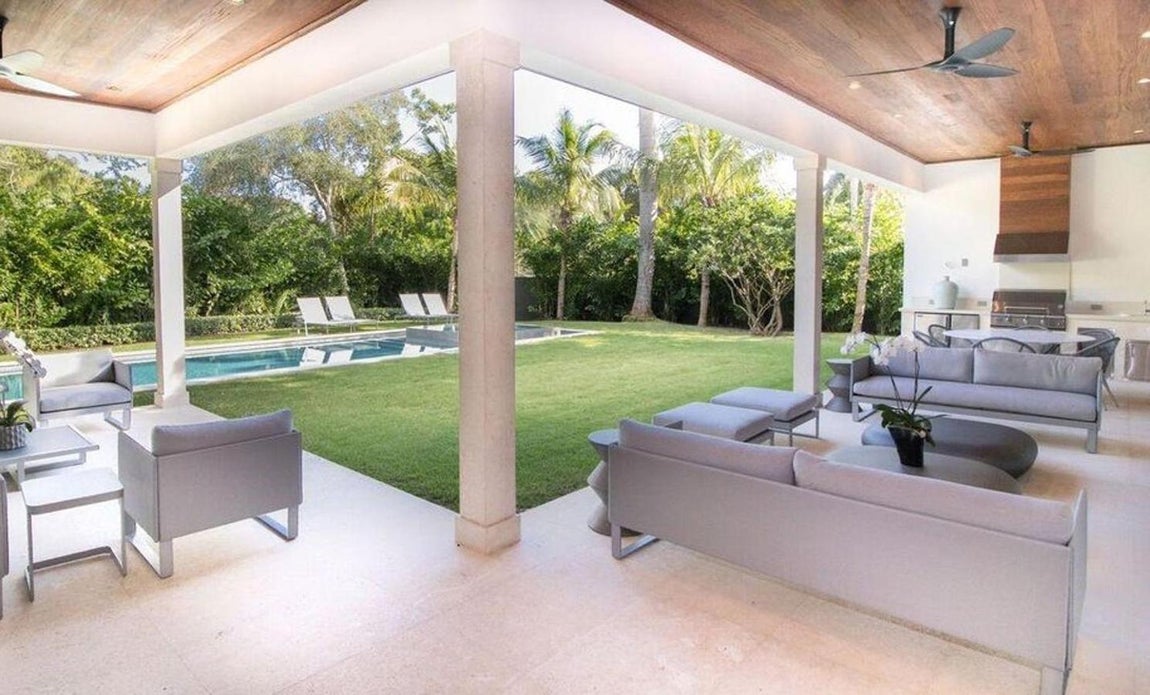 Enrique Iglesias. Con casi <a href="https://www.abc.es/summum/living/casas/abci-enrique-iglesias-anna-kournikova-301764084583-20181219182535_galeria.html" target="_blank">1.500 metros cuadrados</a>, la mansión que Enrique Iglesias y Anna Kournikova han puesto a la venta puede incluso quedarse los muebles. Con gran espacio al aire libre y la cocina más moderna del mercado, la mansión está a la venta por un precio superior a 4,3 millones de euros en Bay Point, Miami, una de la zonas más exclusivas de la ciudad.