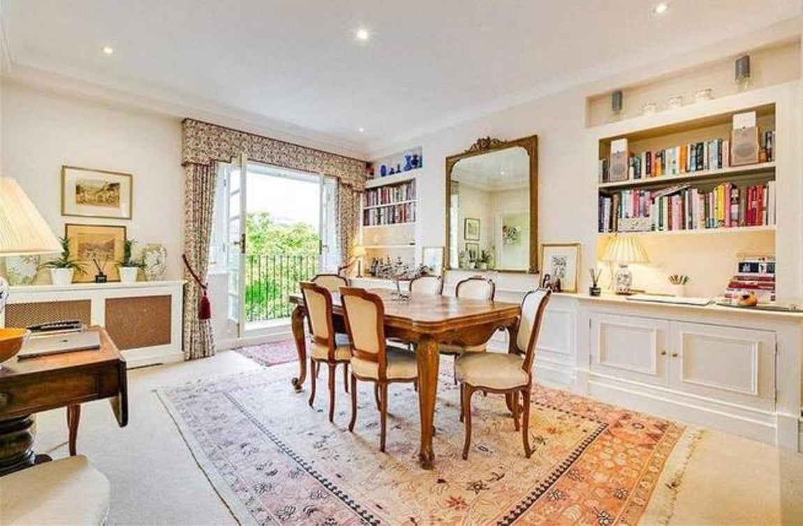 Kate Middleton. La duquesa de Cambridge, Kate Middleton, hace unos años no era duquesa y vivía en un barrio importante de Londres junto a su hermana Pippa Middleton. Ahora han decidido <a href="https://www.abc.es/summum/living/casas/abci-apartamento-soltera-kate-pippa-301732068266-20181217092748_galeria.html" target="_blank">poner en venta el piso de estudiantes</a> donde vivían y su precio alcanza los 2 millones de euros, un precio muy por encima al precio de compra. Al apartamento no le falta de nada: dos baños, dos dormitorios y dos salones.