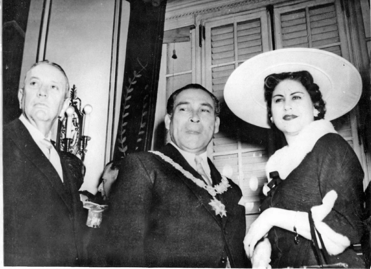 El general Batista, en el centro, junto a su esposa y el vicepresidente Guas Inclán en el Palacio Presidencial de La Habana. 