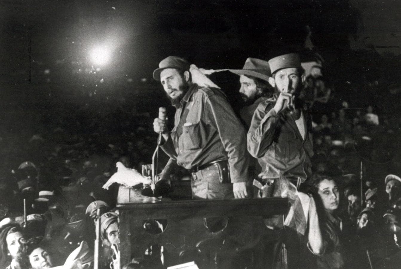 Fidel Castro pronuncia un discurso en el campamento militar de Columbia, en La Habana, el 8 de enero de 1959. 
