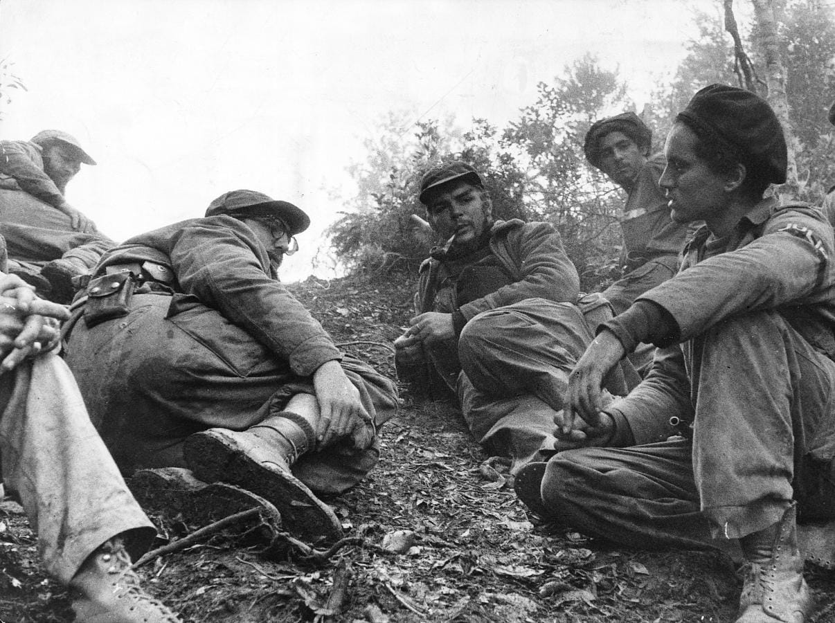 Fidel Castro durante el combate de Pino del Agua, agachado con Camilo Cienfuegos y Ché Guevara, en 1957. 
