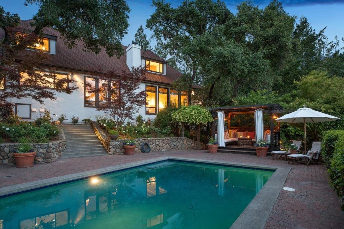 Robert Redford. En pleno Valle de Napa, California, esta mansión donde ha vivido durante 14 años Robert Redford ha salido a la venta por 6,6 millones de euros. <a href="https://www.abc.es/summum/living/casas/abci-casa-robert-redford-valle-301711436198-20181207093501_galeria.html" target="_blank">Danza del Sol</a>, nombre que recibe esta mansión, se encuentra rodeada de cuatro hectáreas sobre la cima de una colina y con múltiples senderos para caminar y realizar deporte. Sin lugar a dudas esta vivienda dispone de todas las comodidades imaginadas.