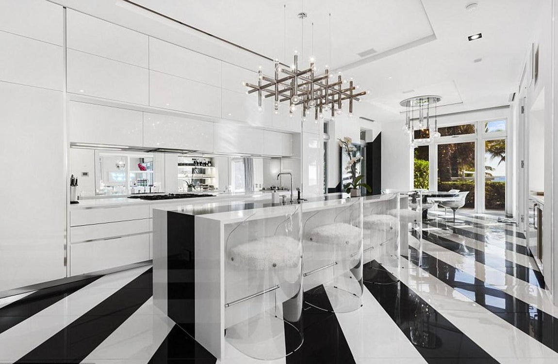 Tommy Hilfiger. Si se habla de mansiones, la que <a href="https://www.abc.es/summum/living/casas/abci-tommy-hilfiger-vende-estridente-213337514672-20180223145619_galeria.html" target="_blank">Tommy Hilfiger</a> ha puesto a la venta este 2018 es una de las más impresionantes de todos los tiempos. Tiene 1.300 metros cuadrados y se encuentra en Golden Beach, Florida. Su precio es de 26 millones de euros que explican que este museo tenga siete dormitorios, diez cuartos de baño, sala de cine y para lujo, el de tener playa privada. La decoración está inspirada en su colección de arte, firmada por grandes iconos pop del siglo XX como Jean-Michel Basquiat.