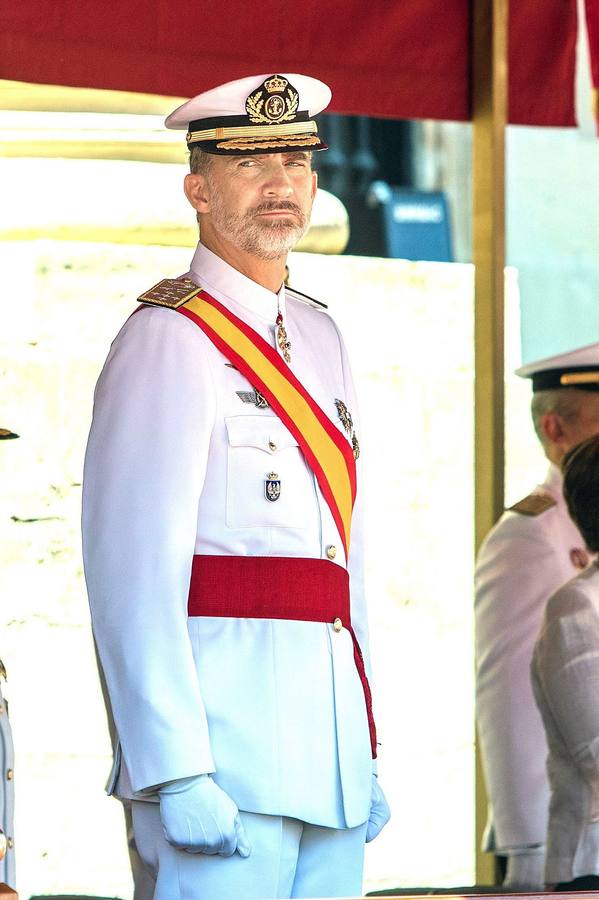 6 de julio. Su Majestad Felipe VI volvió a demostrar su compromiso con la provincia de Cádiz en general y con la Armada en particular. Así, un año más, presidió la entrega de despachos a suboficiales en San Fernando. En el acto, al que también asistió la ministra de Defensa, Margarita Robles, se reconoció con la Cruz del Mérito Naval a los números uno de las respectivas promociones. En la promoción de este 2018, fueron 178 los alumnos que accedieron a nuevos sargentos, de los que 17 fueron Damas alumnas. La edad de los nuevos sargentos oscilaba entre 29 y 33 años.. 