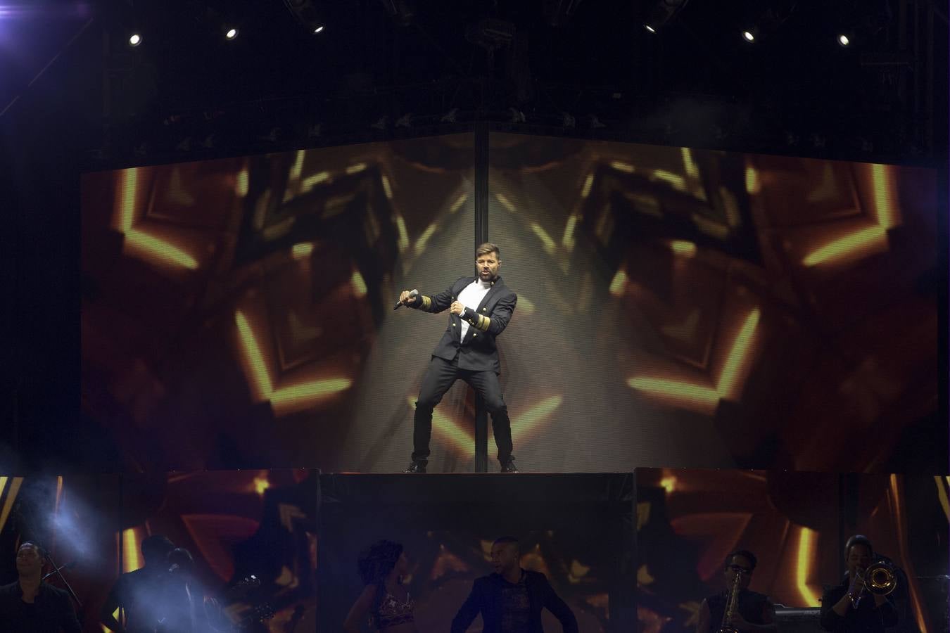 1 de septiembre. El puertoriqueño Ricky Martin convirtió el muelle de Cádiz en una gigantesca fiesta de luz, sonido y ritmo. Pese a los problemas de acústica, los gaditanos disfrutaron de un artista que se entregó durante todo el concierto.. 