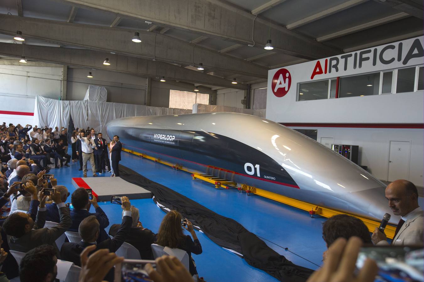 3 de octubre. Cádiz fue el centro de la ingeniería mundial en octubre con la presentación que Airtificial (sucesora de Carbures) realizó en su planta de la provincia. La antigua ‘start up’ de la UCA mostró al mundo el diseño de la primera cápsula del Hyperloop, un moderno sistema de transporte que está llamado a ser el sucesor del tren pero a velocidades supersónicas.. 