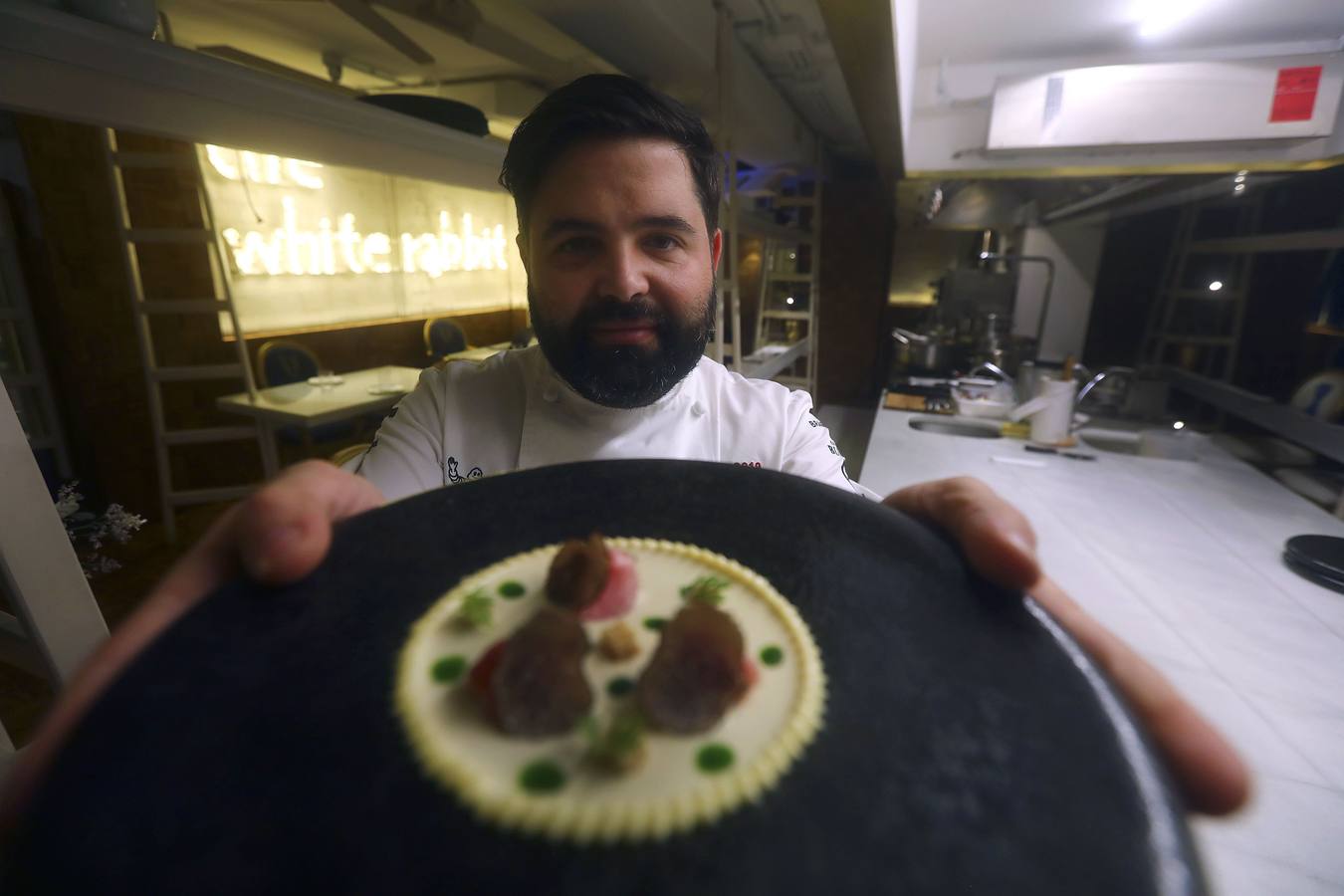 21 de noviembre. La ceremonia de los premios Michelin añadía una quinta estrella al firmamento gastronómico gaditano. Al nombre de Ángel León (que conseguía cuatro distinciones, tres por Aponiente y una por Alevante) se unía el de Juanlu Fernández, que obtenía una estrella por LÚ, cocina y alma.. 