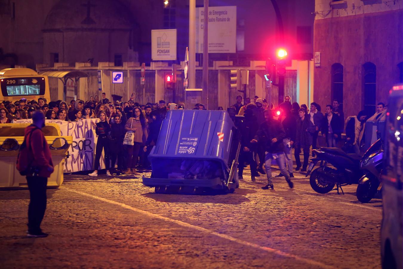 5 de diciembre. Tras las elecciones al Parlamento Andaluz, se produjeron por toda Andalucía manifestaciones contrarias a Vox. La única que tuvo tintes violentos fue la que se desarrolló en Cádiz, donde se quemaron contenedores y hubo cargas policiales. Finalmente, hubo dos detenidos tras las cargas.. 