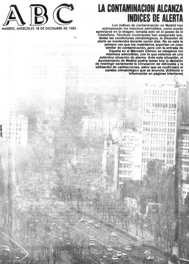 1985, «La contaminación alcanza índices de alerta». La nube de polución, sobre el paseo de la Castellana, amenaza la ciudad por las condiciones climatológicas adversas.. 