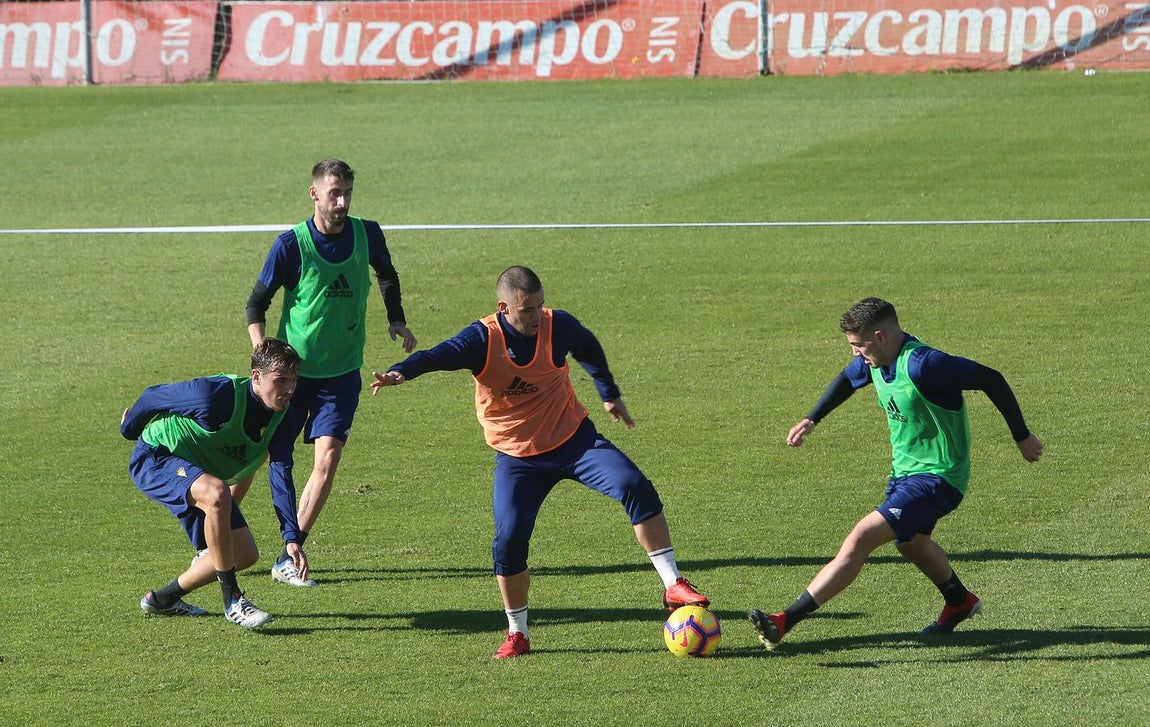 Intensidad e ilusión en el primer entrenamiento del Cádiz en 2019