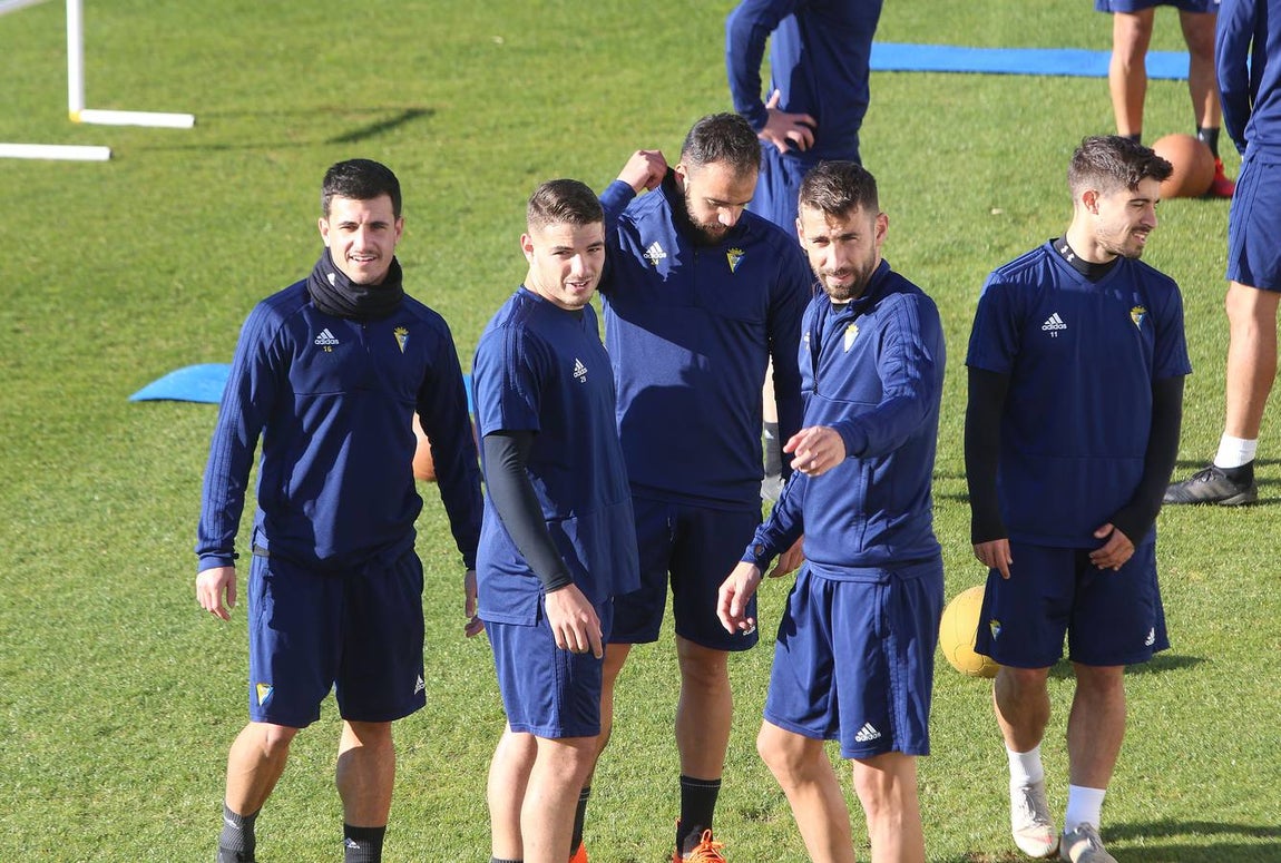 Intensidad e ilusión en el primer entrenamiento del Cádiz en 2019
