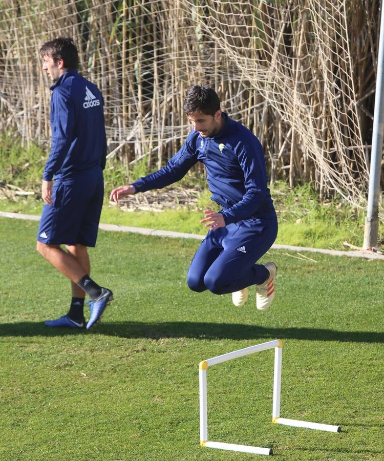 Intensidad e ilusión en el primer entrenamiento del Cádiz en 2019