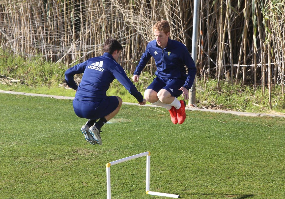 Intensidad e ilusión en el primer entrenamiento del Cádiz en 2019