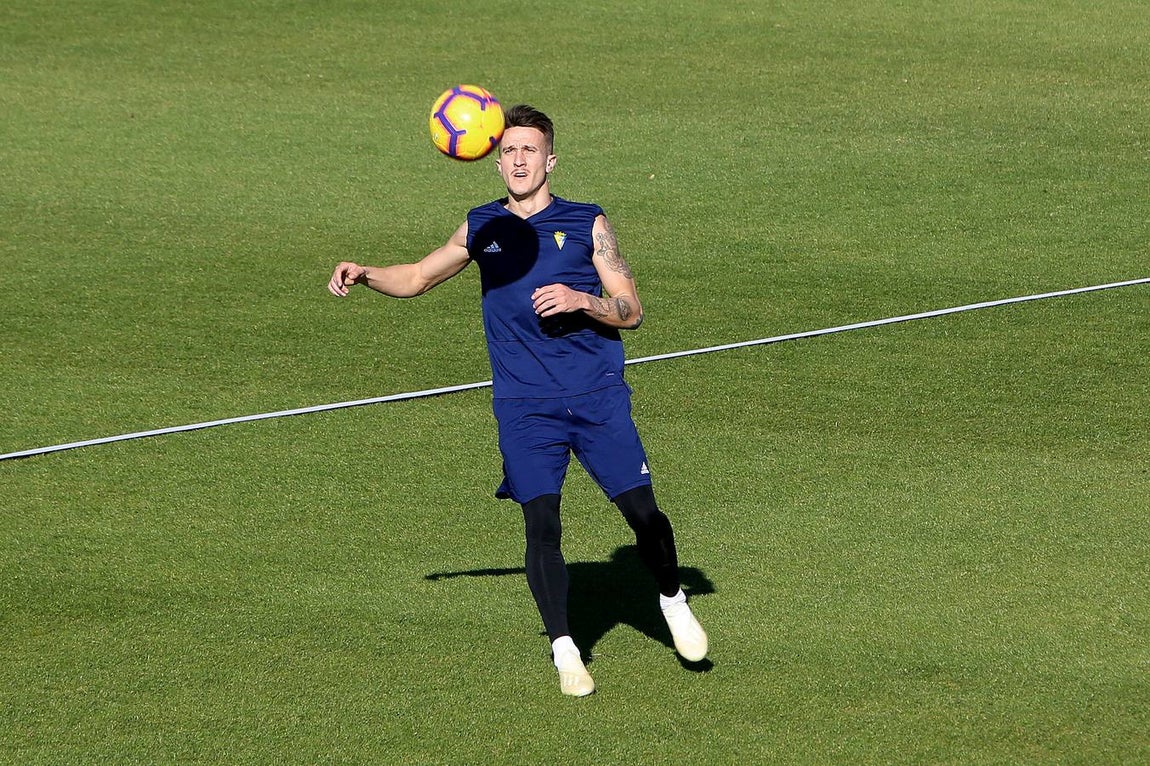 Intensidad e ilusión en el primer entrenamiento del Cádiz en 2019