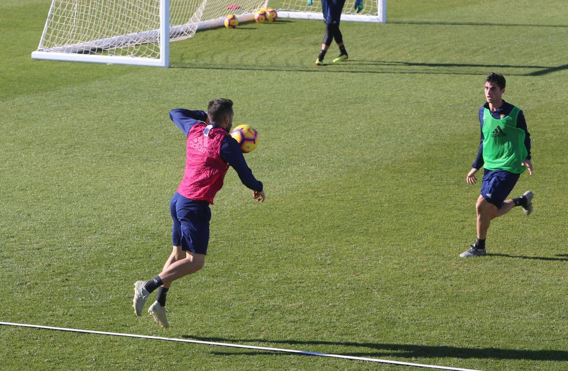 Intensidad e ilusión en el primer entrenamiento del Cádiz en 2019