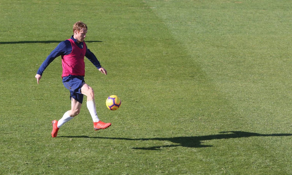 Intensidad e ilusión en el primer entrenamiento del Cádiz en 2019