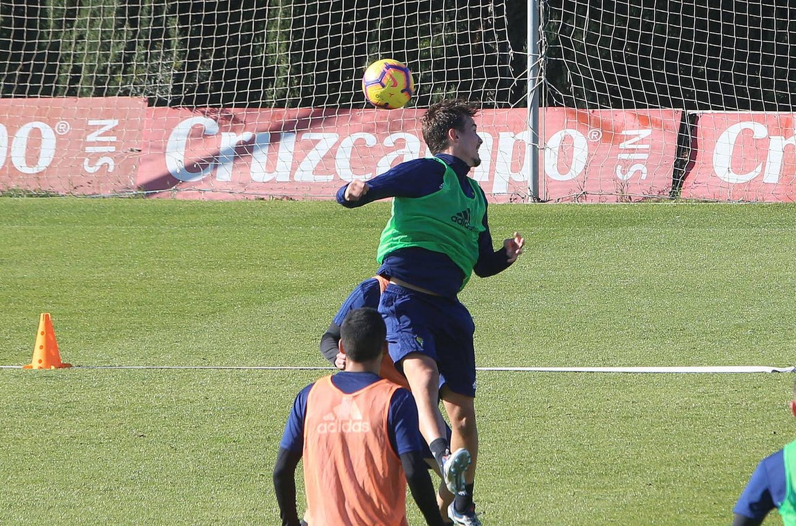 Intensidad e ilusión en el primer entrenamiento del Cádiz en 2019