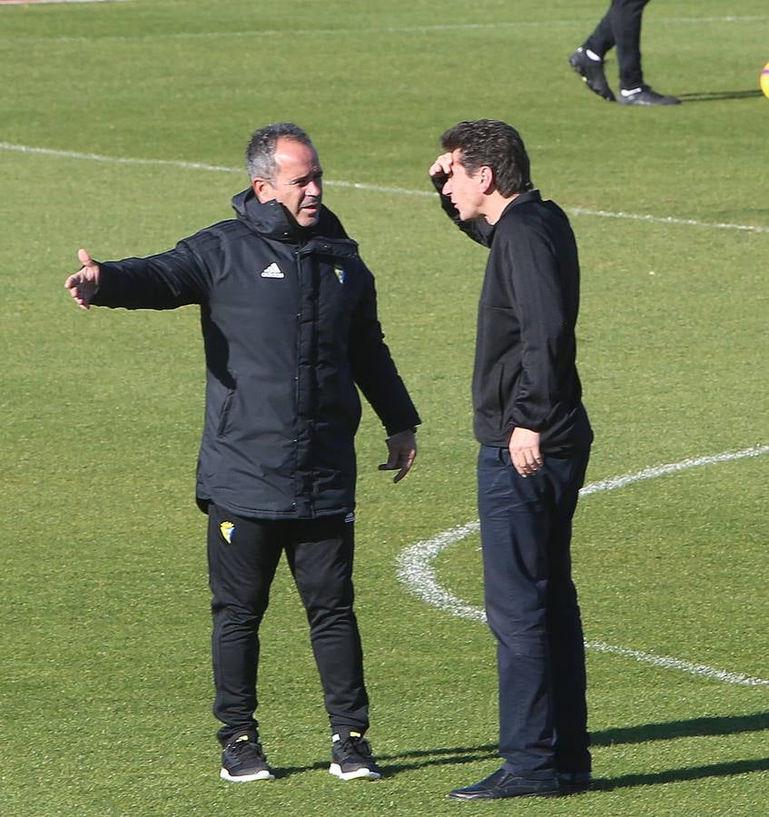 Intensidad e ilusión en el primer entrenamiento del Cádiz en 2019