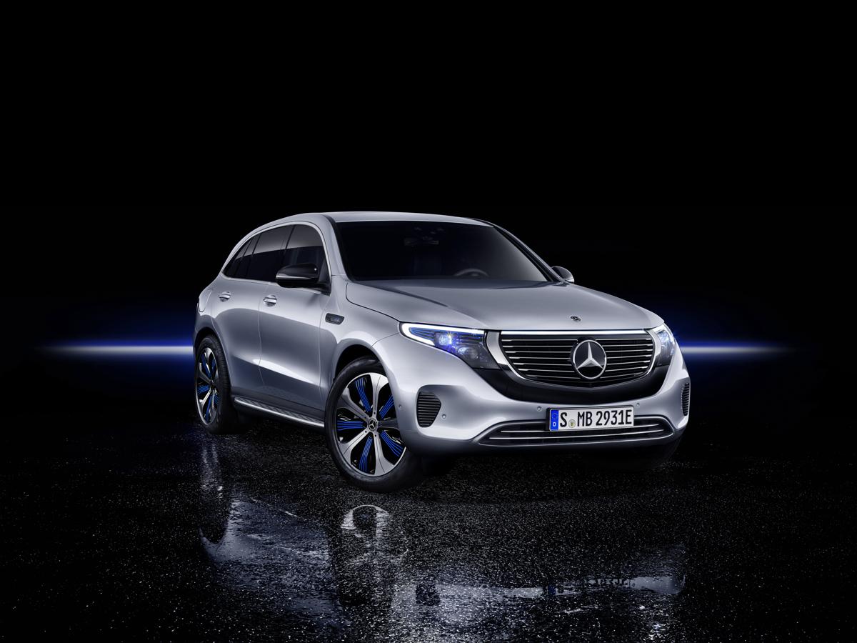 Mercedes Benz EQC. Un punto de inflexión que se nota en el diseño, con elementos diferenciales, como detalles en azul por carrocería, faros y llantas o un nuevo frontal.