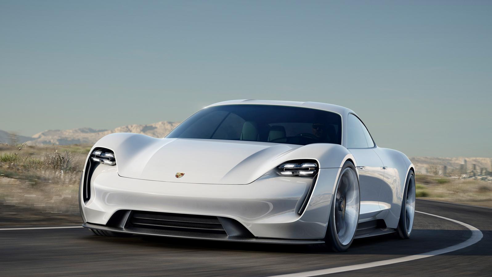 Porsche Taycan. Contará también con dos motores eléctricos, será capaz de llegar de 0 a 100 km/h en 3,5 segundos y la marca ha anunciado que el precio de la versión de serie estará situado entre el Cayenne y el Panamera.