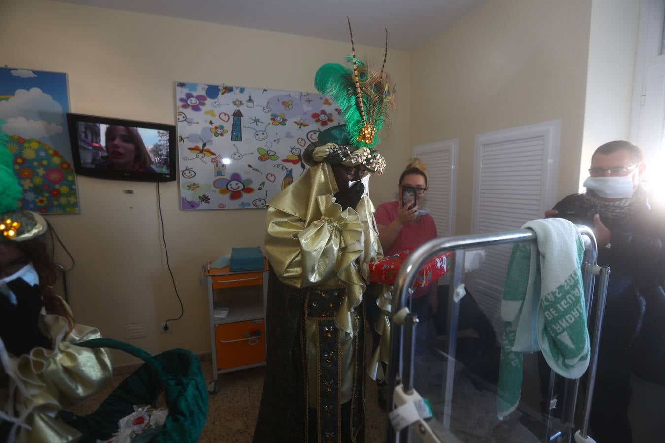 Los Reyes Magos visitan en Cádiz a los enfermos antes de la cabalgata