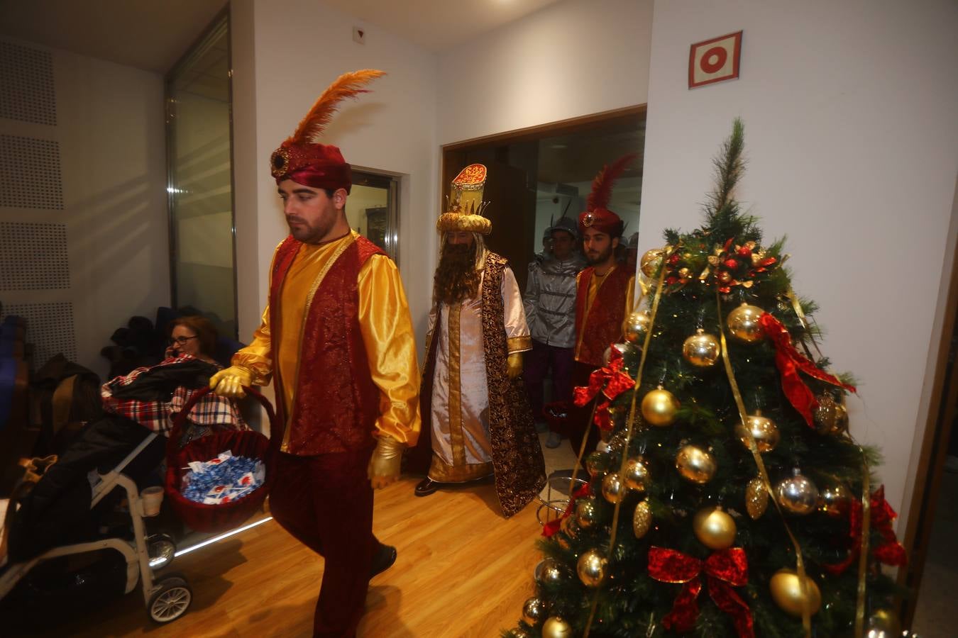 Los Reyes Magos visitan en Cádiz a los enfermos antes de la cabalgata