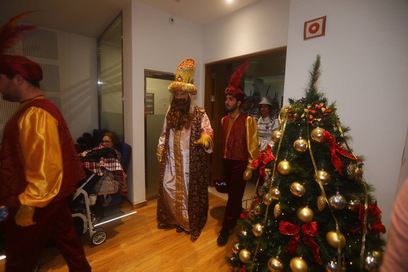 Los Reyes Magos visitan en Cádiz a los enfermos antes de la cabalgata