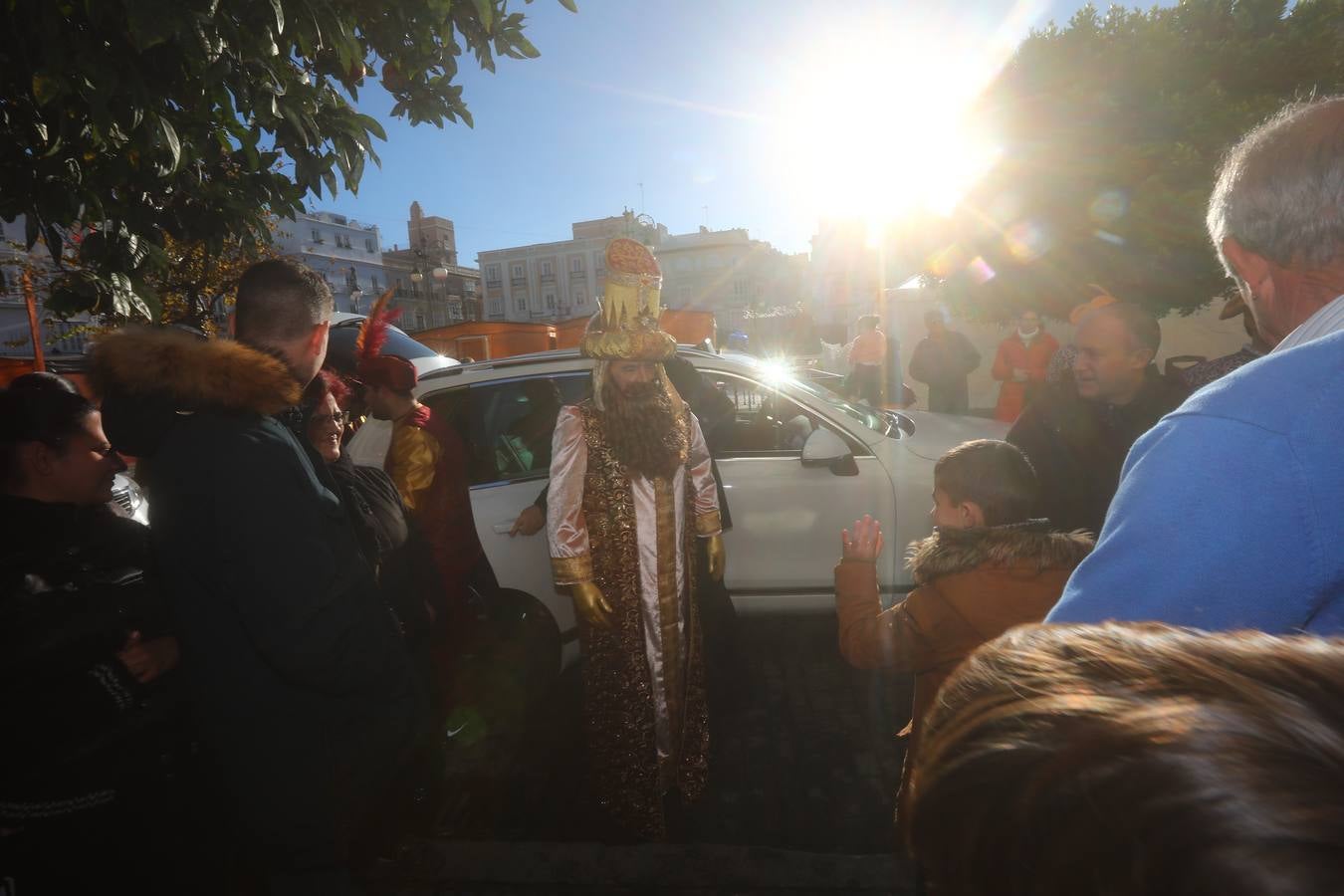 Los Reyes Magos visitan en Cádiz a los enfermos antes de la cabalgata