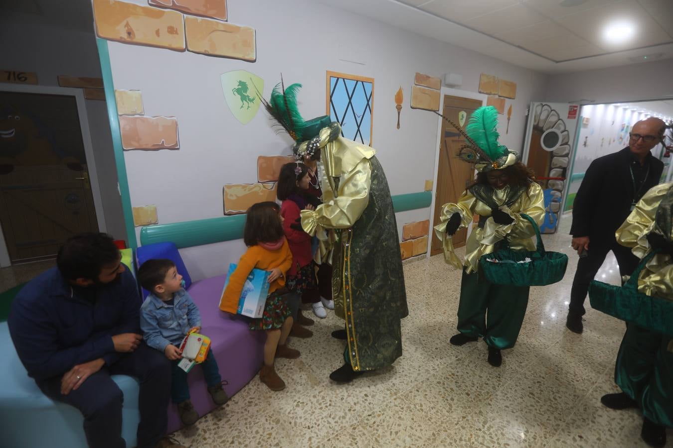 Los Reyes Magos visitan en Cádiz a los enfermos antes de la cabalgata