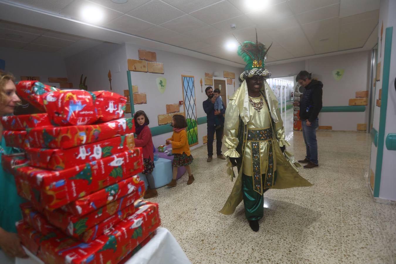 Los Reyes Magos visitan en Cádiz a los enfermos antes de la cabalgata