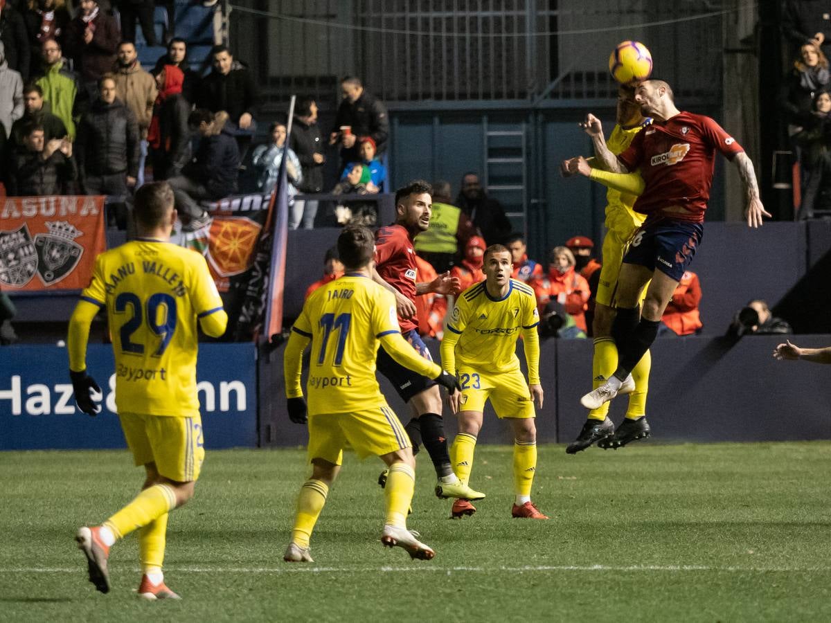 El Osasuna gana por dos goles a uno al Cádiz C.F. en el Sadar