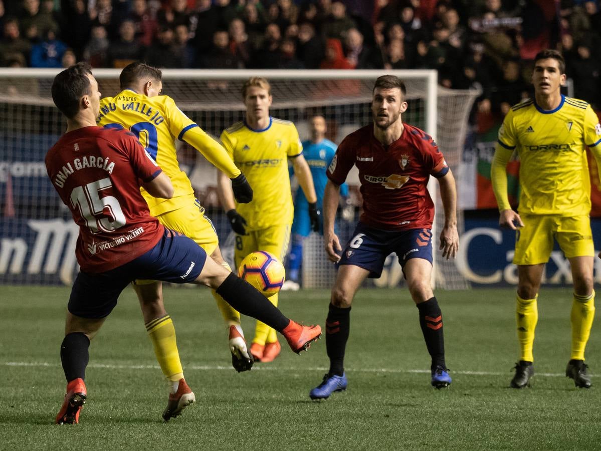 El Osasuna gana por dos goles a uno al Cádiz C.F. en el Sadar