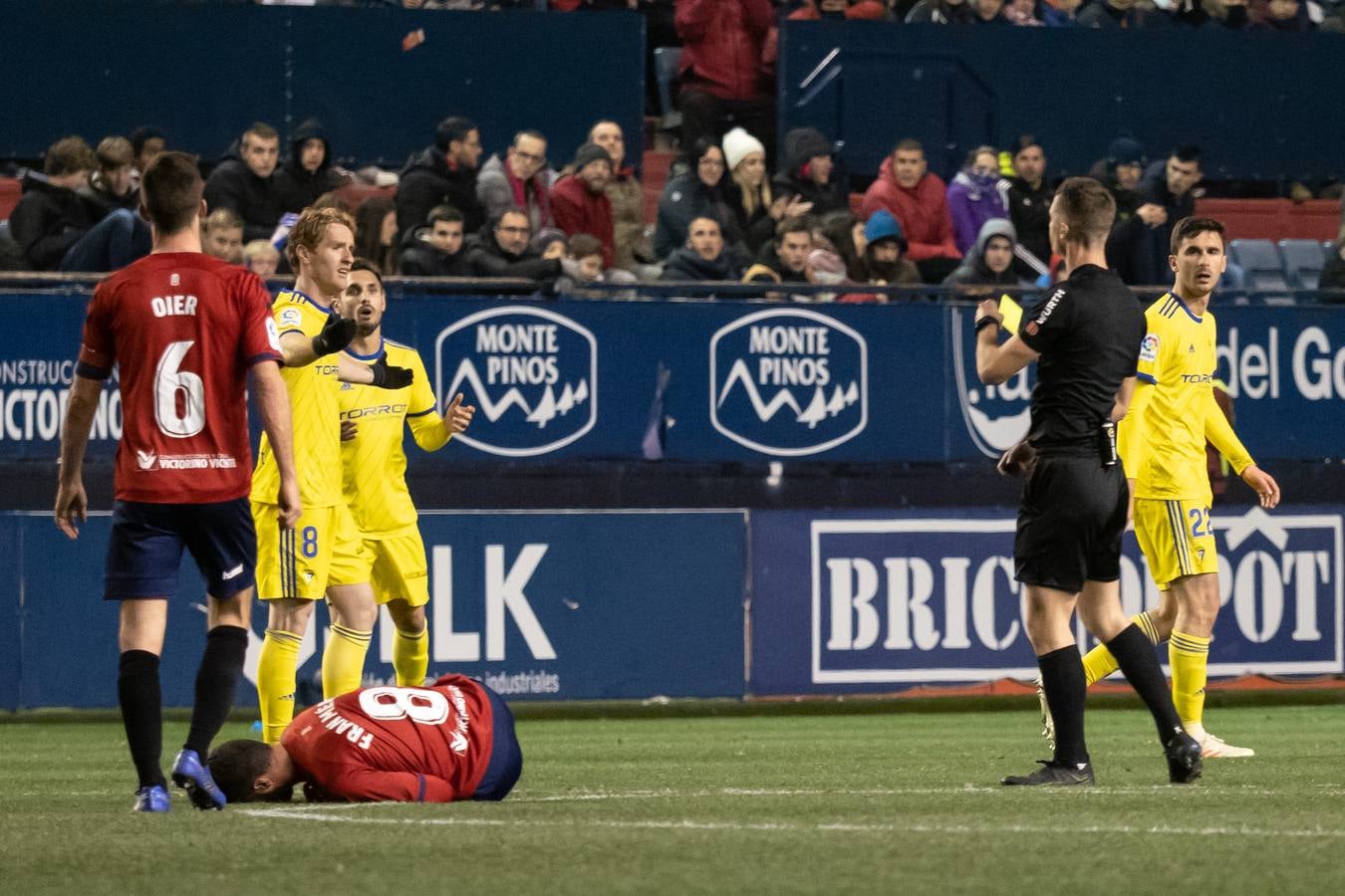 El Osasuna gana por dos goles a uno al Cádiz C.F. en el Sadar