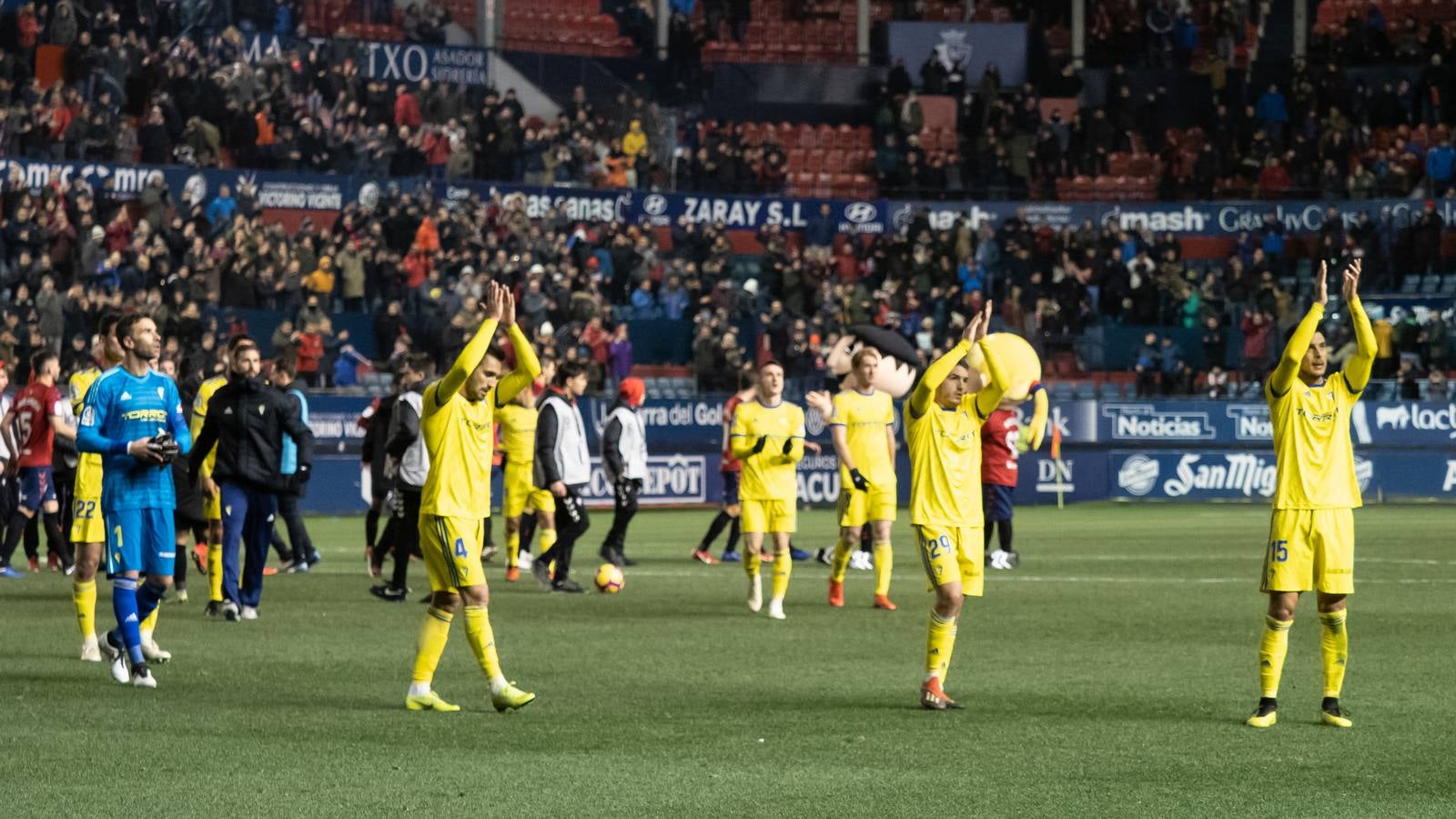 El Osasuna gana por dos goles a uno al Cádiz C.F. en el Sadar