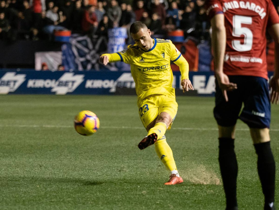 El Osasuna gana por dos goles a uno al Cádiz C.F. en el Sadar
