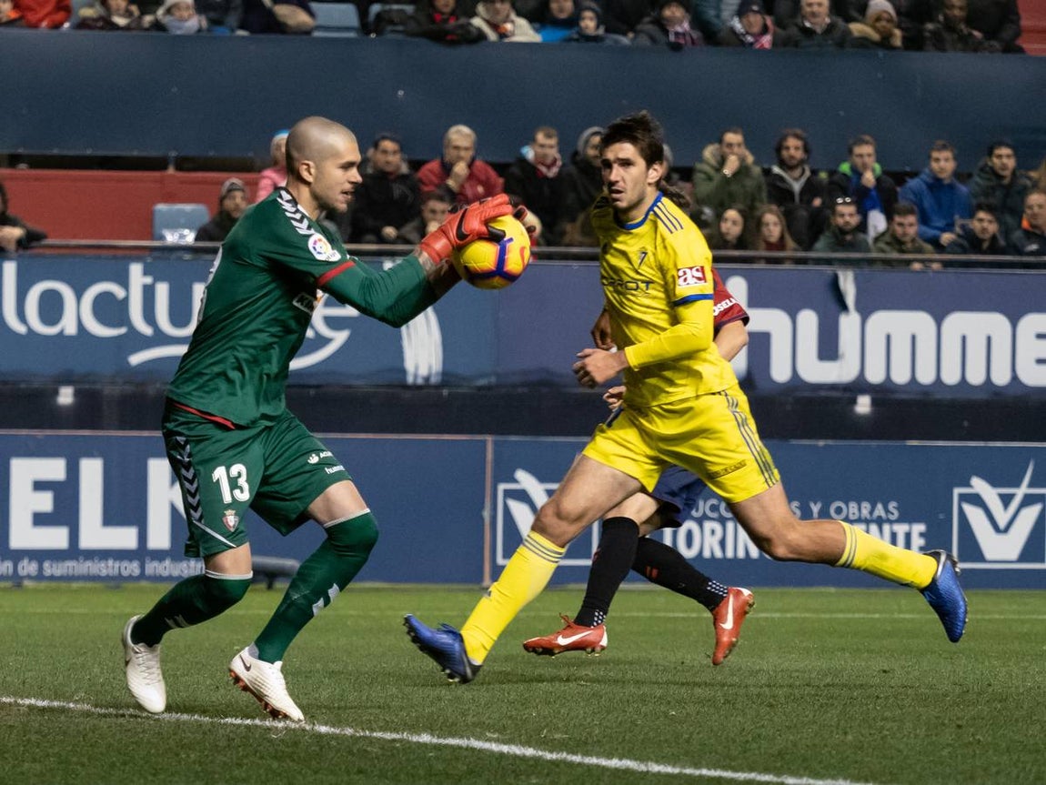 El Osasuna gana por dos goles a uno al Cádiz C.F. en el Sadar