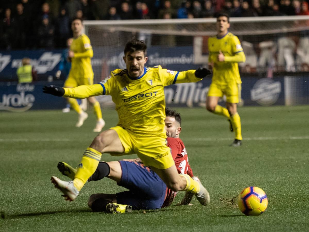 El Osasuna gana por dos goles a uno al Cádiz C.F. en el Sadar