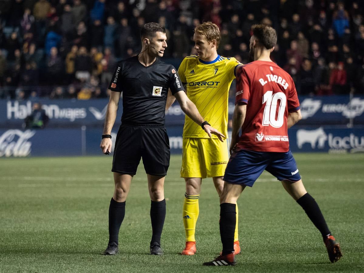 El Osasuna gana por dos goles a uno al Cádiz C.F. en el Sadar